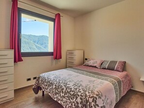 2 Schlafzimmer, Reisekinderbett, kostenloses WLAN, Bettwäsche