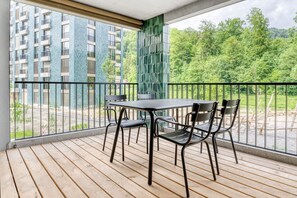 Outdoor dining - Hip Wollishofen 4.5 Room w/ W/D & Storage, near Market, by Blueground (Zurich)
