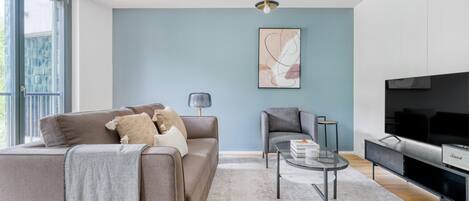 Una televisión, un reproductor estéreo