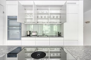 Frigorifero, microonde, forno, piano cottura