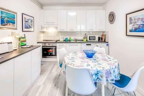 Fridge, microwave, oven, stovetop - Holiday apartment near the beach (Njivice)