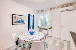 Dining - Holiday apartment near the beach (Njivice)