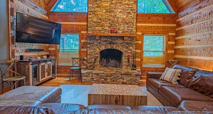 Burnt Mountain Waterfront Log Cabin, with 6person Spa