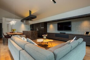 Casa | Área de sala de estar | Televisión de pantalla plana, consola de videojuegos y Netflix 