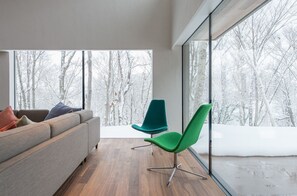 Hus | Vardagsrum | 60-tums platt-tv med satellitkanaler, tv och en tv-spelskonsol