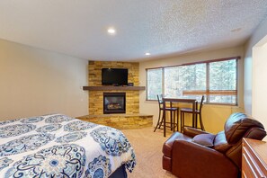 4 bedrooms, WiFi, bed sheets - Townhome with pool, sauna, tennis, private hot tub, & foosball, sleeps 8 (Zephyr Cove)
