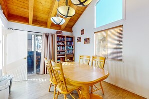 Dining - Townhome with pool, sauna, tennis, private hot tub, & foosball, sleeps 8 (Zephyr Cove)
