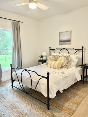 5 bedrooms, desk, iron/ironing board, travel cot - Stunning Lakeside Retreat: Delavan Lake Home w/ Lake Views & Private Lake Access (Delavan)