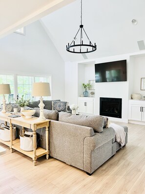 تلفزيون ذكي، مدفأة، كرة قدم الطاولة