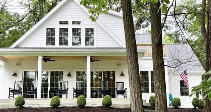 Stunning Lakeside Retreat: Delavan Lake Home w/ Lake Views & Private Lake Access