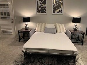 1 habitación, escritorio, tabla de planchar con plancha y cuna de viaje 