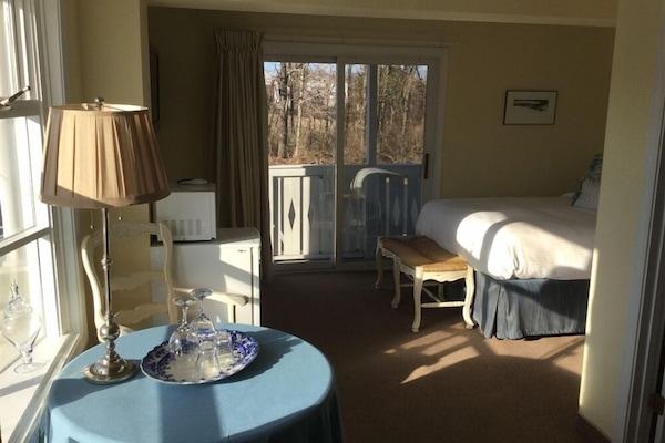 Deluxe Room,1 Queen Bed | Iron/ironing board, WiFi (free), bed sheets