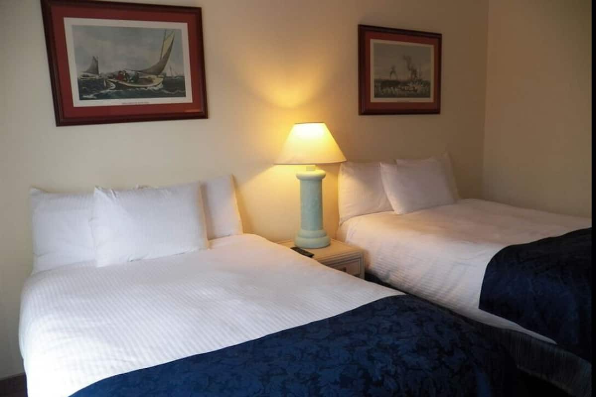 Aubergine Suite, 2 Double Beds | Tabla de planchar con plancha, wifi gratis y ropa de cama