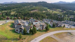 Un quartier résidentiel avec des maisons et une route.