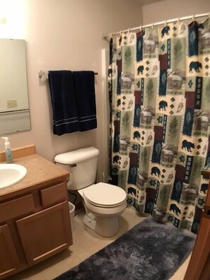 Badekar, toalettartikler (inkludert), hårføner og håndklær