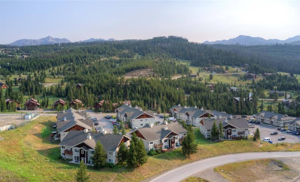 Un quartier résidentiel avec des maisons et une route.