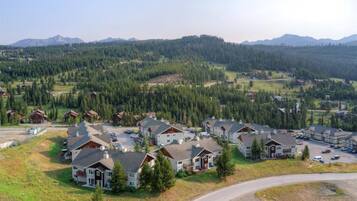Un quartier résidentiel avec des maisons et une route.
