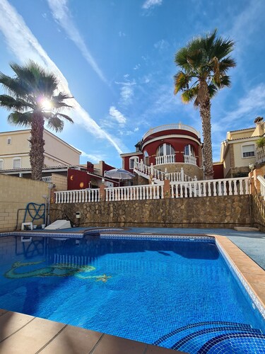 6-Bed Villa, Sleeps 12 with Pool & Parking