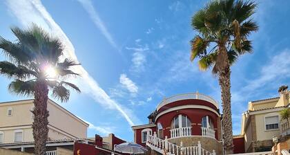 6-Bed Villa, Sleeps 12 with Pool & Parking