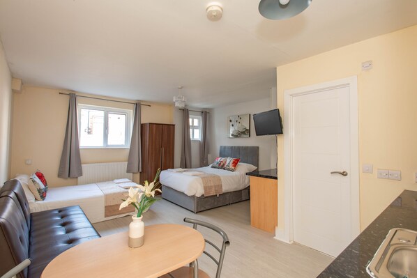 WiFi, bed sheets - NEWLY REFURBISHED Studio, 20mins to London Bridge (Orpington)