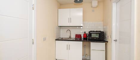 冷蔵庫、電子レンジ、コンロ、トースター