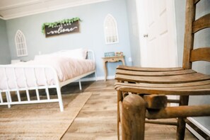1 bedroom, WiFi, bed sheets - NEW - Adorable Cottage w/ Full Kitchen/ Free Tandem Bike (Jefferson)