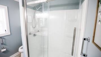 Dusche, Haartrockner, HandtĂŒcher, Seife