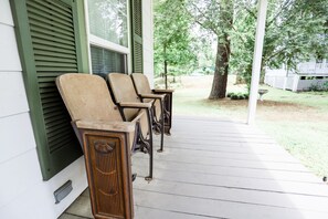 Terrace/patio - NEW - Adorable Cottage w/ Full Kitchen/ Free Tandem Bike (Jefferson)