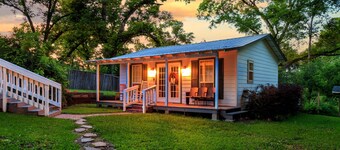NEW - Adorable Cottage w/ Full Kitchen/ Free Tandem Bike