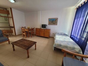 1 bedroom, WiFi, bed sheets - 1 Bed Apartment - Sleeps 2 - Pool - Parking (Arona)