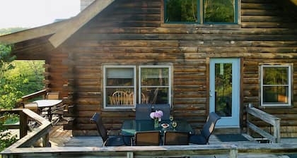 Mountain Views•Summer Sunsets•Private Hiking Tail•Gameroom•Minimalist