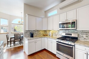 Refrigerador, microondas, horno y parrilla de estufa 