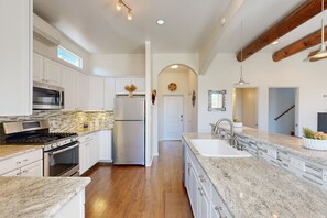 Refrigerador, microondas, horno y parrilla de estufa 