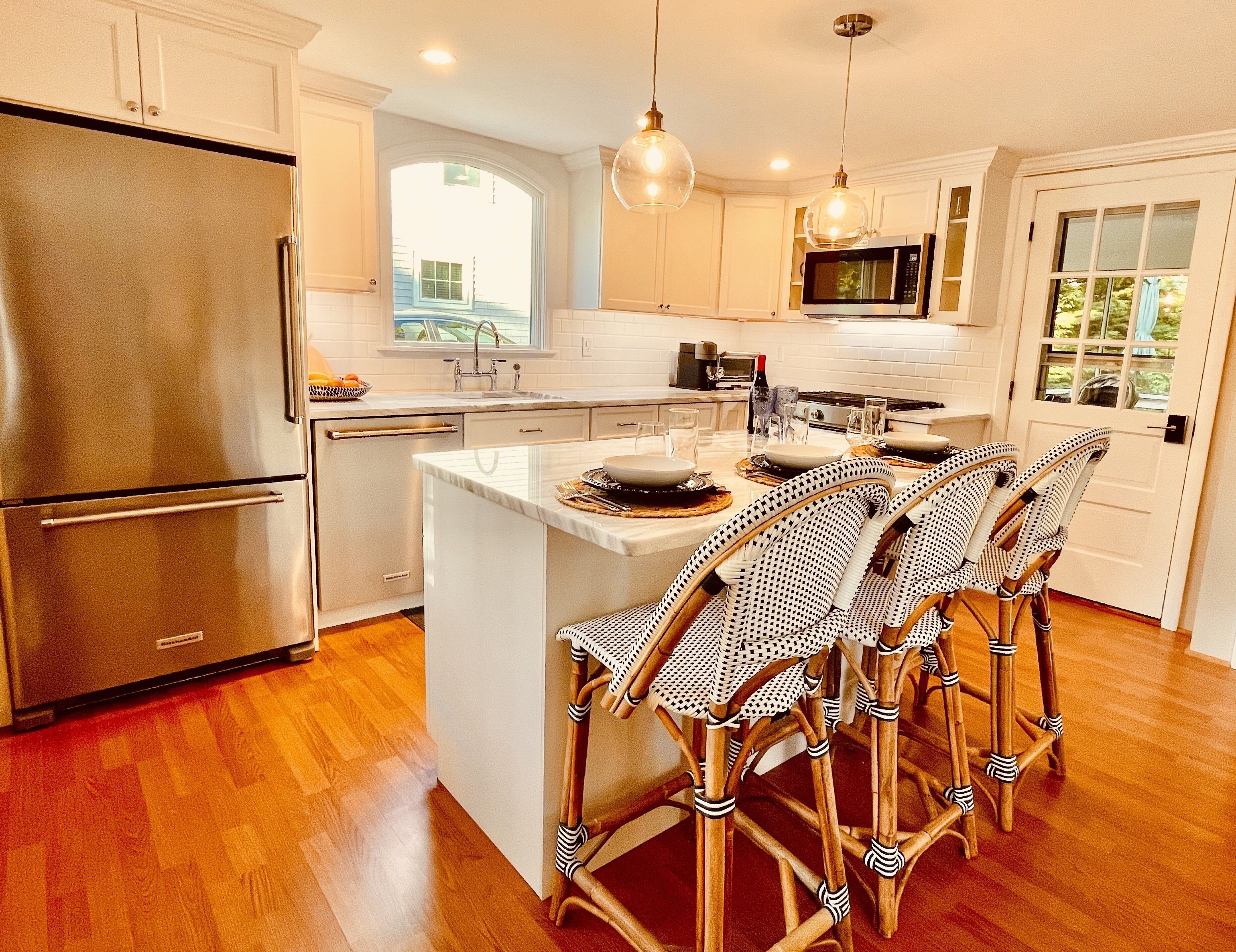 Renovated Luxury Cottage - Walk to Private Beach