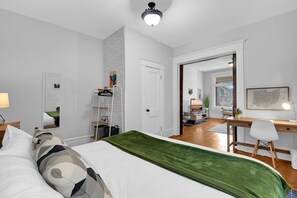 1 soverom, skrivebord, strykejern/-brett og wi-fi (inkludert)