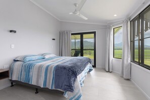 4 bedrooms, WiFi, bed sheets - Holiday Home with spectacular farmland and mountain views w/plunge pool (Forest Creek)