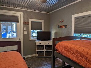 3 bedrooms, desk, free WiFi, bed sheets