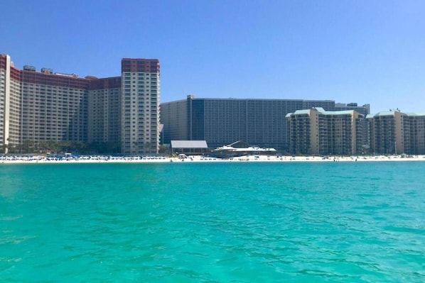Una spiaggia nelle vicinanze, lettini da mare