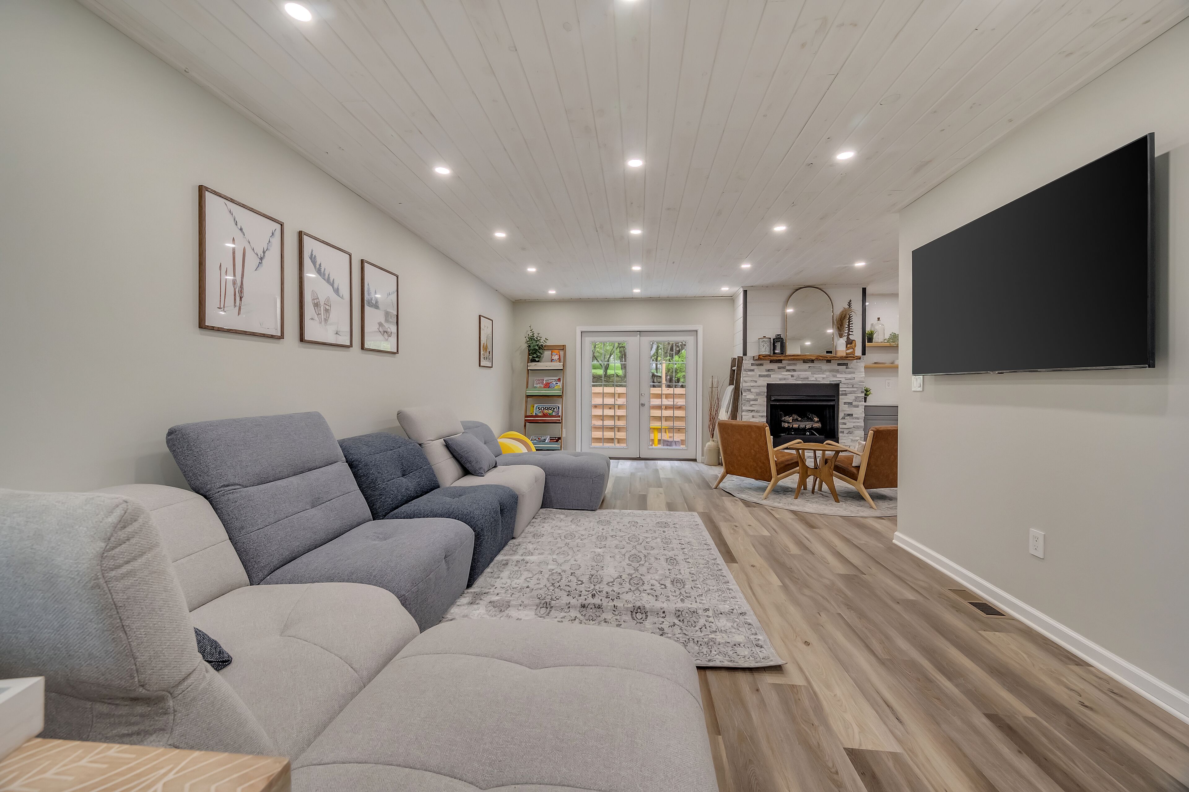 Mountain Retreat with Hot Tub, Fire Pit, Games and fully fenced in yard