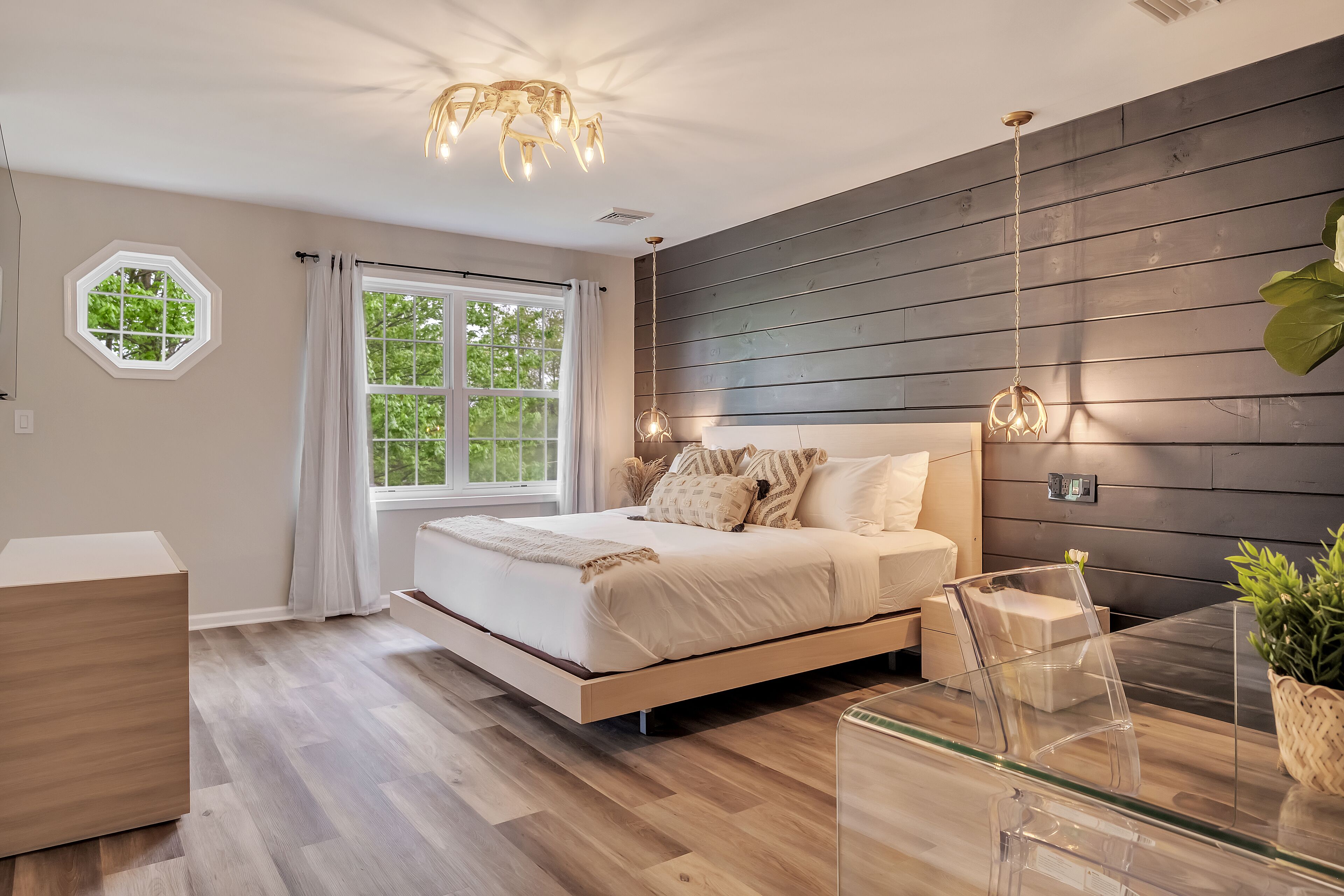 3 chambres, bureau, fer et planche à repasser, lit parapluie