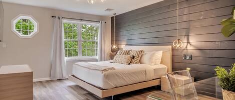 3 chambres, bureau, fer et planche à repasser, lit parapluie