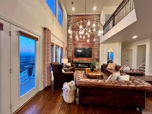 Smart TV, chimenea, futbolito y tenis de mesa