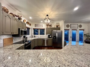 Fridge, microwave, oven, stovetop - Mt. Riante - Mountain Top | Hot Tub + Theater (Hot Springs)
