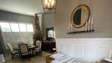 4 Schlafzimmer, Schreibtisch, Bügeleisen/Bügelbrett, kostenloses WLAN