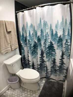 Ilmaiset hygieniatuotteet, hiustenkuivaaja, pyyhkeet