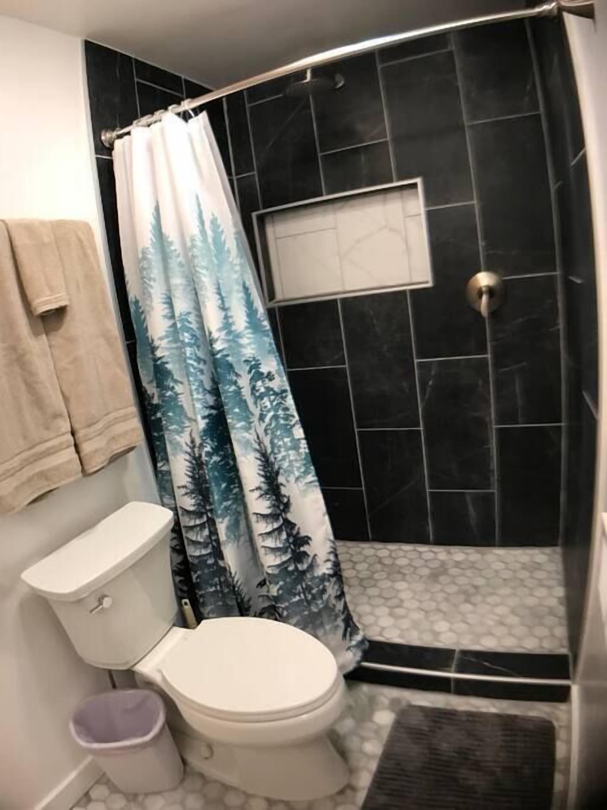 Kostenlose Toilettenartikel, Haartrockner, Handtücher