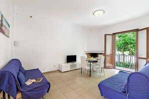 Televisión y chimenea 