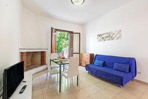 TV, fireplace - Bilo Danilo Few Minutes From Sea, Porto San Paolo, Italy (Porto San Paolo)