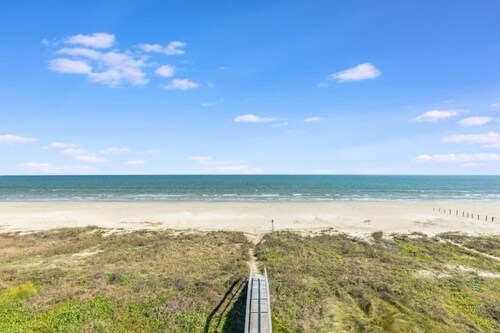 Beachfront Beauty w/ 4 King Beds Ultimate Getaway!