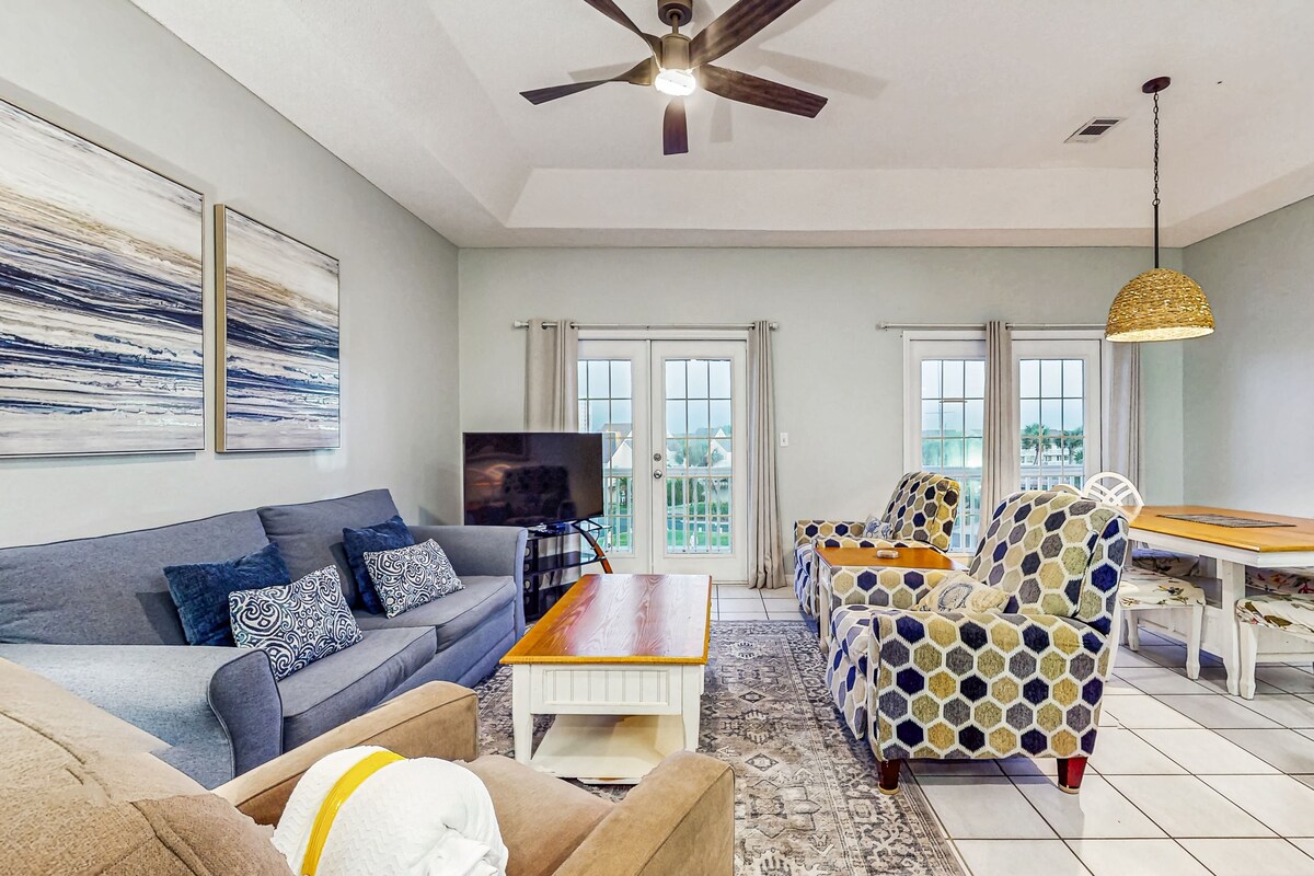 Dog-friendly condo with a pool, hot tub & tennis courts - walk to the beach